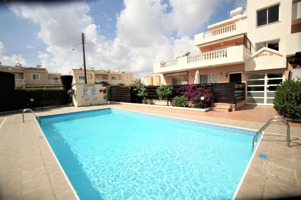 Central Pool-Side 2 Bedroom Apartment In Paphos Exterior photo