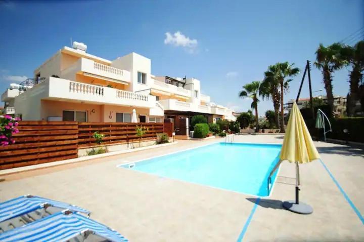 Central Pool-Side 2 Bedroom Apartment In Paphos Exterior photo