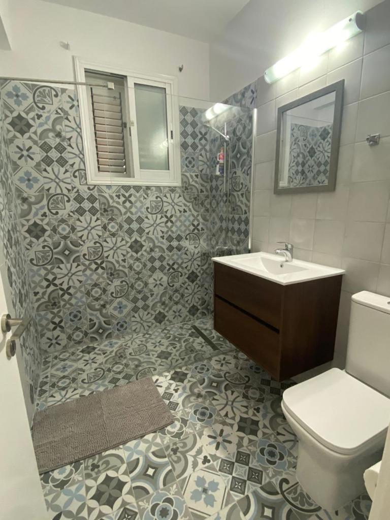 Central Pool-Side 2 Bedroom Apartment In Paphos Exterior photo
