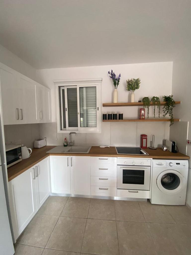Central Pool-Side 2 Bedroom Apartment In Paphos Exterior photo